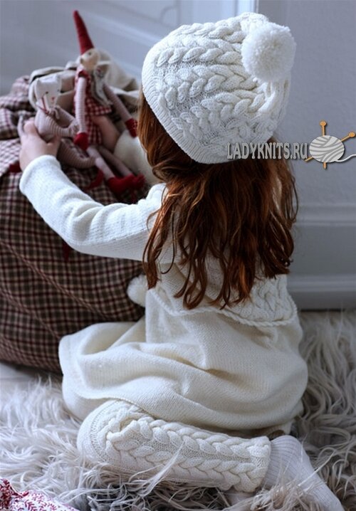 Вязаная спицами теплая шапка с косами для девочки от 2 до 10 лет, описание